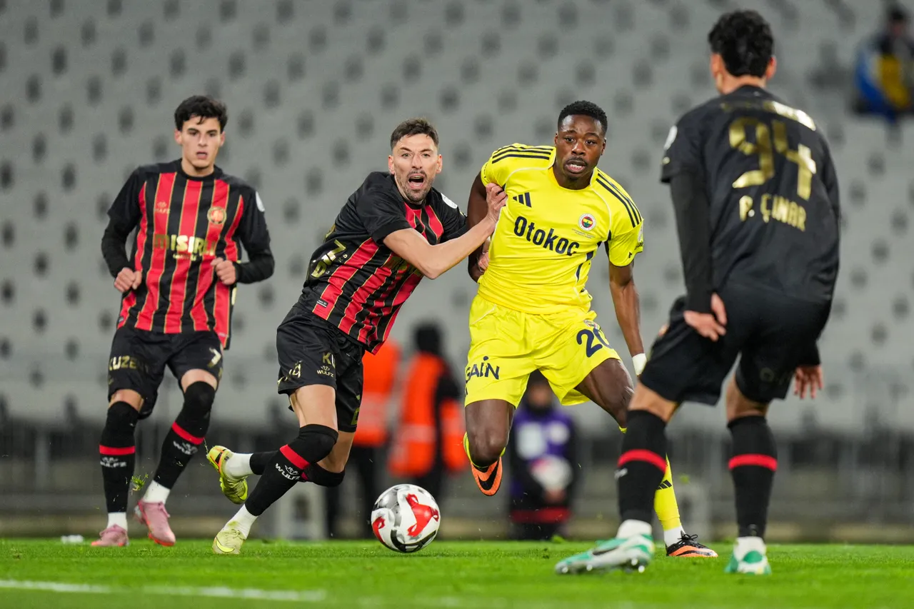 Fenerbahçenin mağlubiyetinde tartışmalı hakem kararları: Penaltı ve kırmızı kart