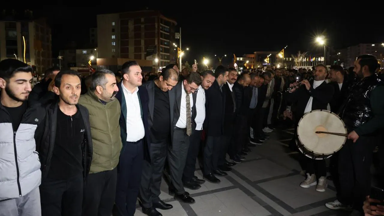 Genci de yaşlısı da gece yarısı akın etti! Yüzlerce kişi gece yarısı 'sahur halayı'na tutuştu