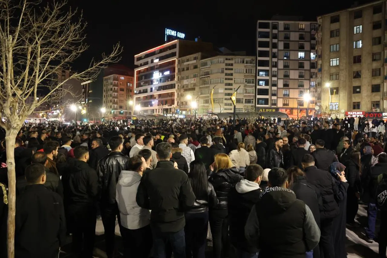 Genci de yaşlısı da gece yarısı akın etti! Yüzlerce kişi 'sahur halayı'na tutuştu