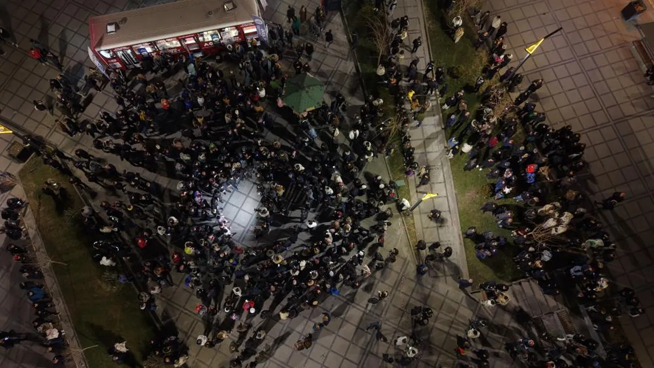 Genci de yaşlısı da gece yarısı akın etti! Yüzlerce kişi 'sahur halayı'na tutuştu