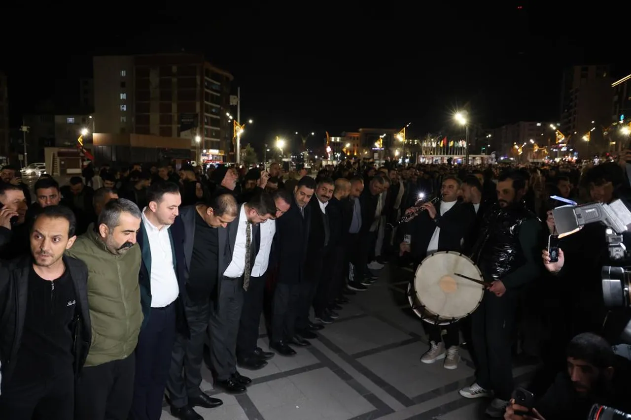 Genci de yaşlısı da gece yarısı akın etti! Yüzlerce kişi 'sahur halayı'na tutuştu