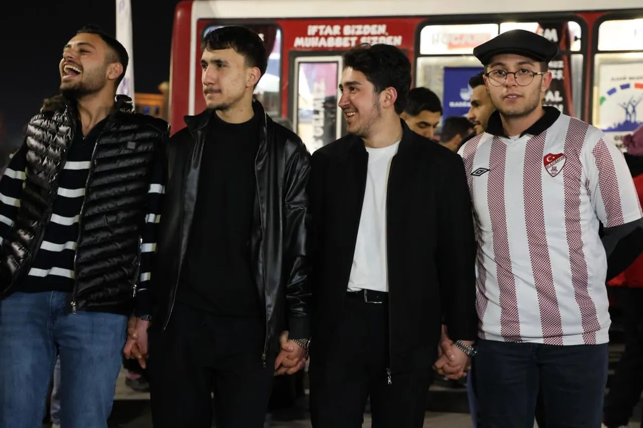 Genci de yaşlısı da gece yarısı akın etti! Yüzlerce kişi 'sahur halayı'na tutuştu