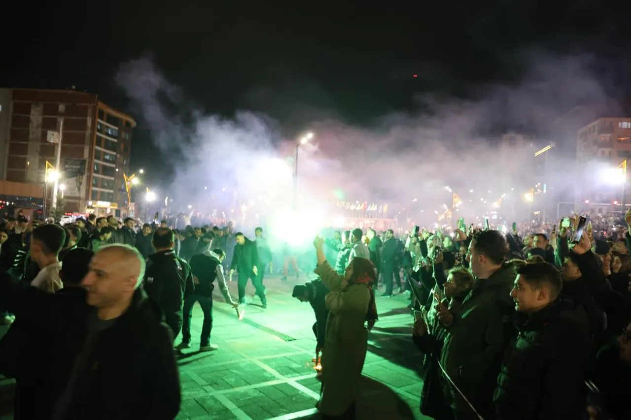 Genci de yaşlısı da gece yarısı akın etti! Yüzlerce kişi 'sahur halayı'na tutuştu