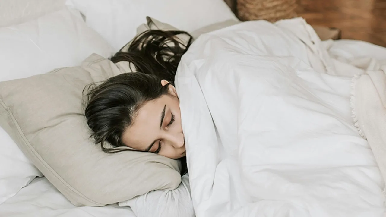 Günde bir saat az uyku bile başarıyı düşürüyor