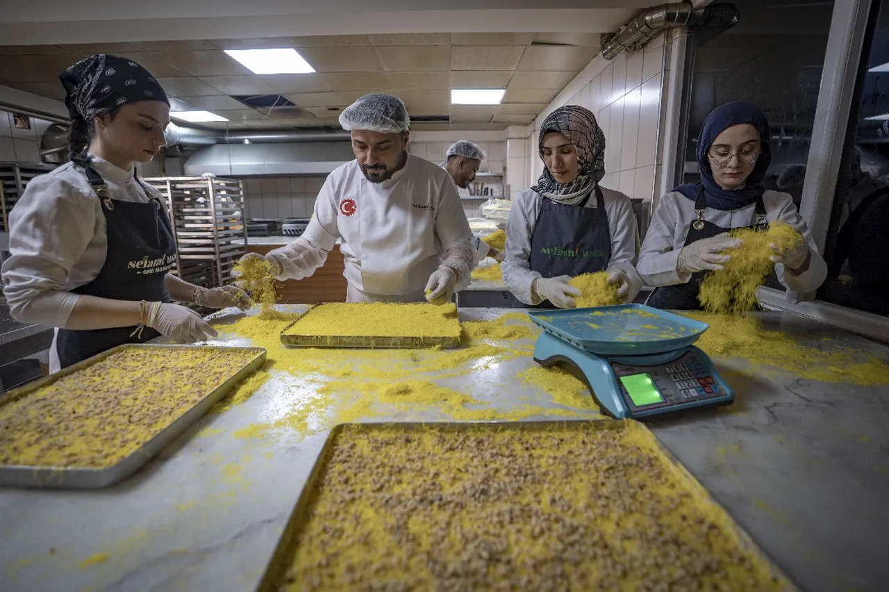 Hem üretiyor hem öğretiyor: Devlet destekli tatlı dükkanında usta yetiştirme mesaisi!