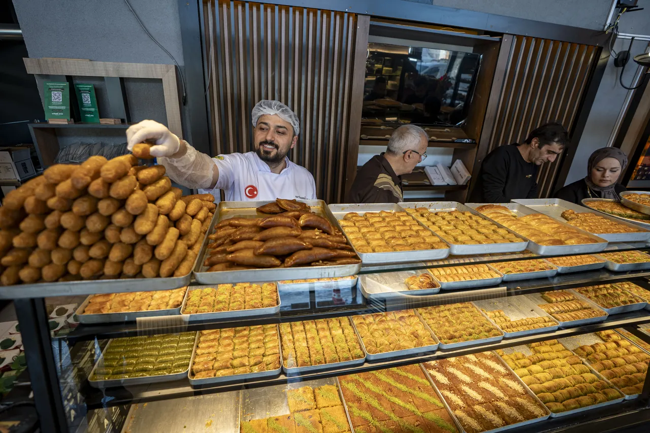 Hem üretiyor hem öğretiyor: Devlet destekli tatlı dükkanında usta yetiştirme mesaisi!