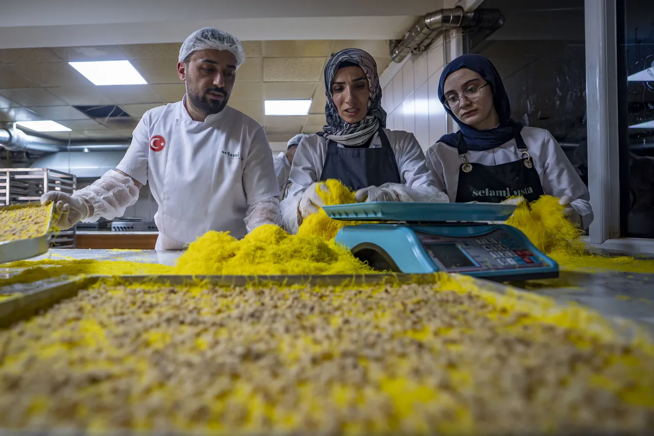 Hem üretiyor hem öğretiyor: Devlet destekli tatlı dükkanında usta yetiştirme mesaisi!