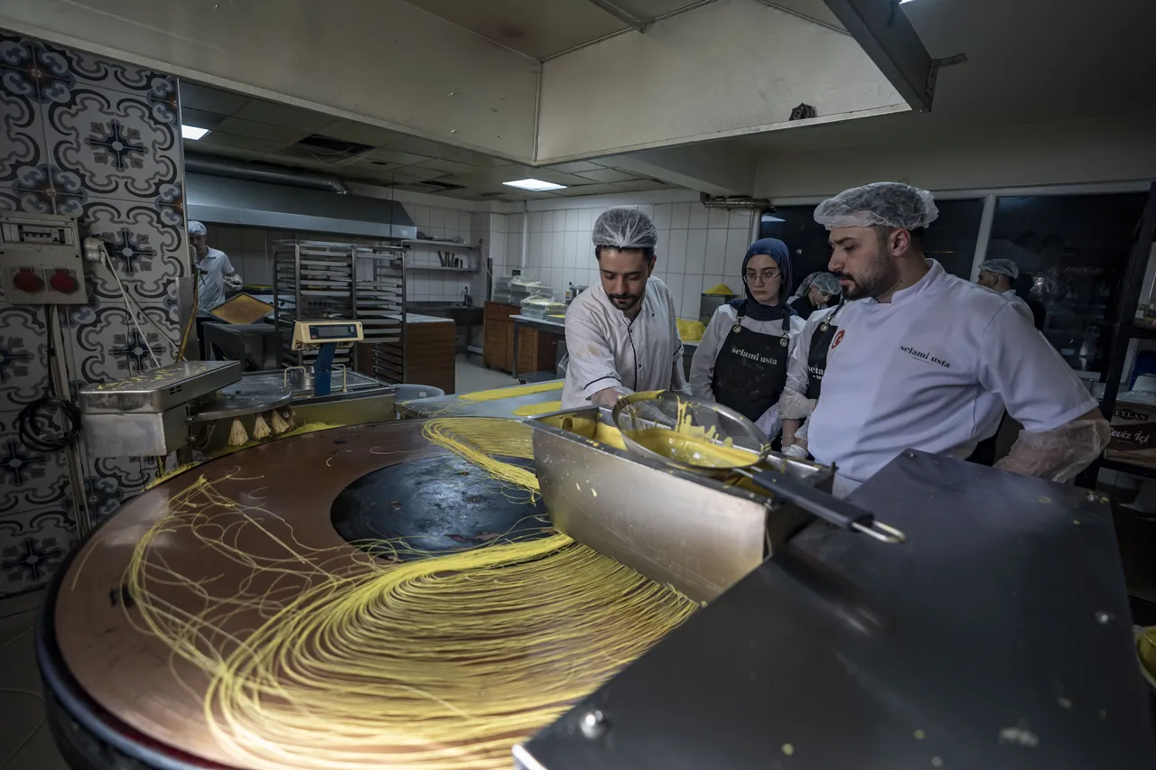 Hem üretiyor hem öğretiyor: Devlet destekli tatlı dükkanında usta yetiştirme mesaisi!