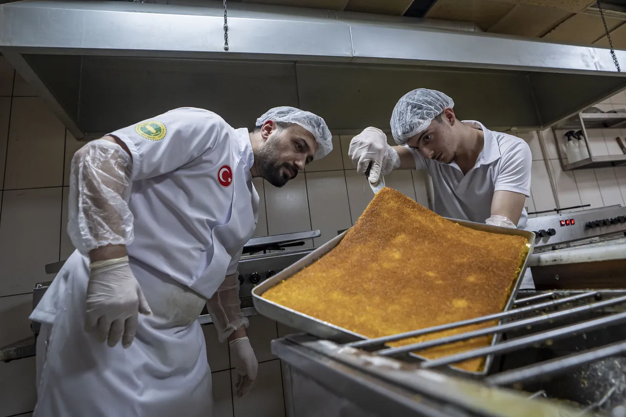 Hem üretiyor hem öğretiyor: Devlet destekli tatlı dükkanında usta yetiştirme mesaisi!