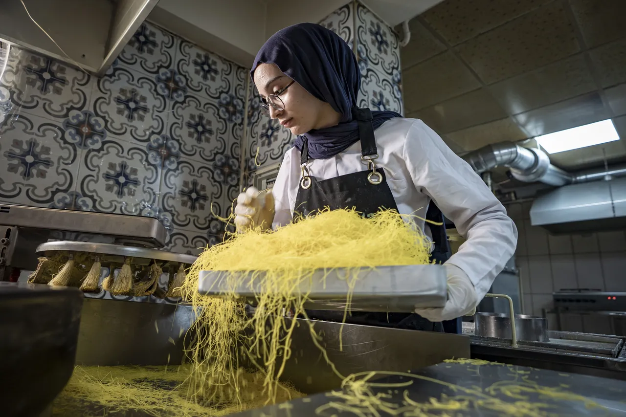 Hem üretiyor hem öğretiyor: Devlet destekli tatlı dükkanında usta yetiştirme mesaisi!