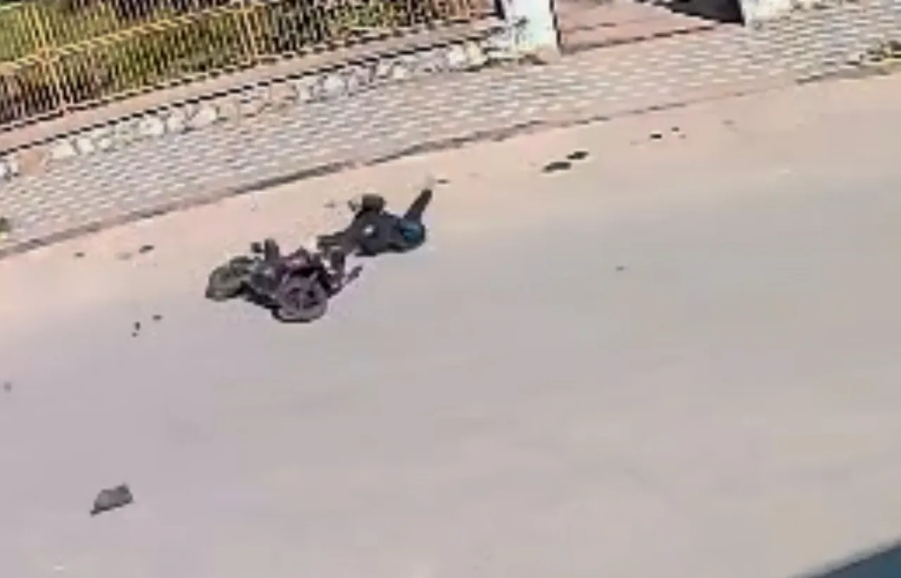 Manisa'da korkutan kaza! Savrulan motosiklet sürücüsü park halindeki aracın altında kaldı