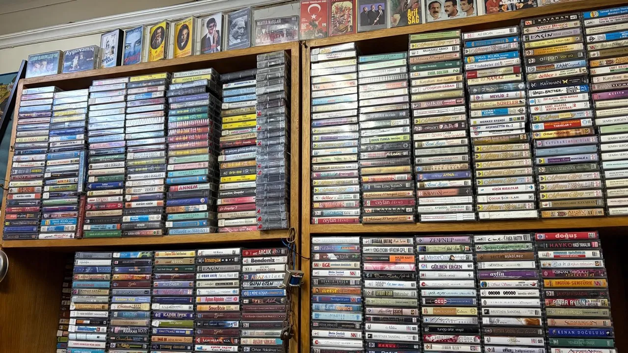 Neşet Ertaş’ı bulamadı, dükkan açtı: Bir  ihtiyaçtan  doğan 20 yıllık plak imparatorluğu