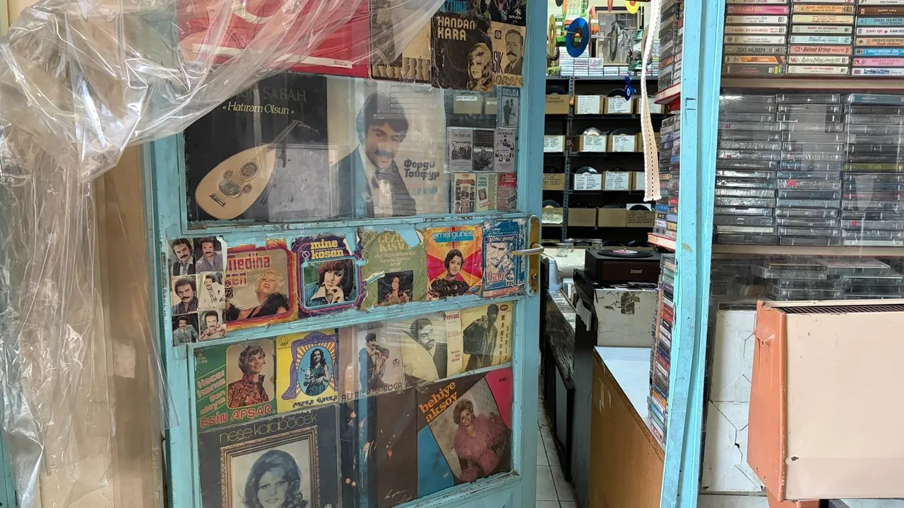 Neşet Ertaş’ı bulamadı, dükkan açtı: Bir  ihtiyaçtan  doğan 20 yıllık plak imparatorluğu