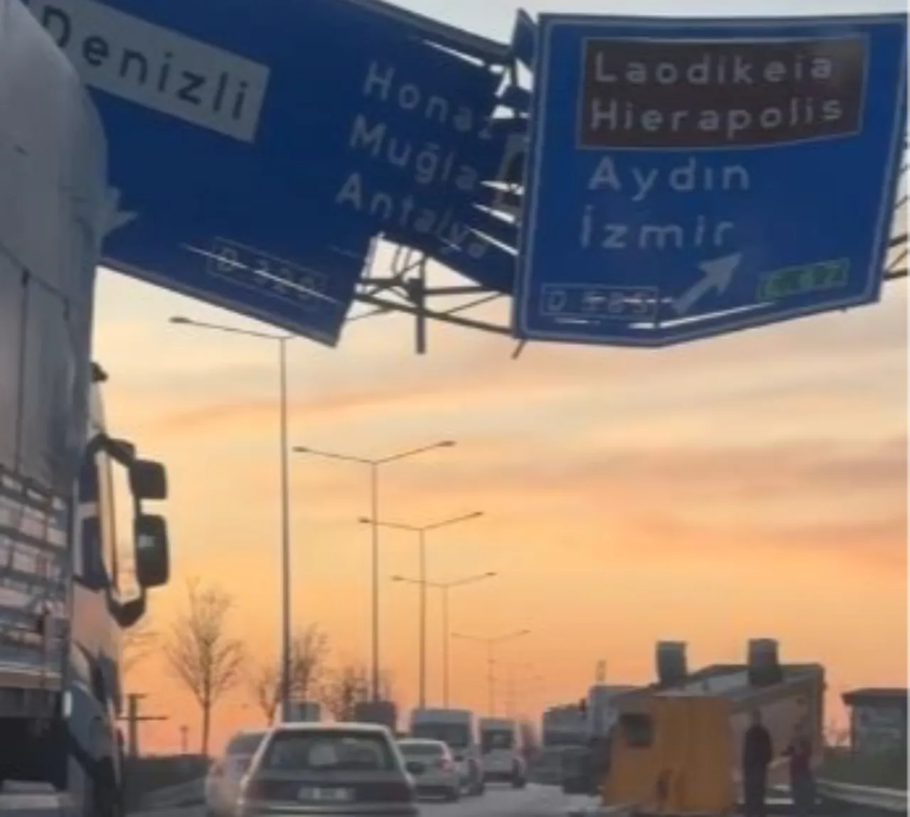 Seyir halindeki tırın damperi açık kalınca facianın eşiğinden dönüldü