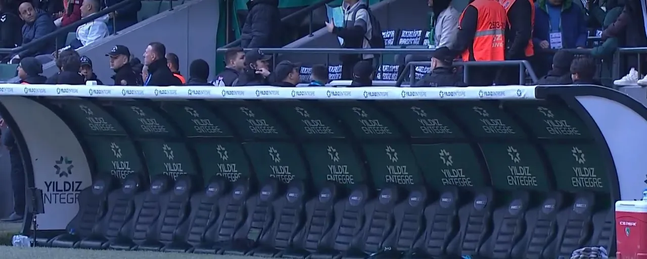 Penaltı sonrası Kocaelispor yedek kulübesi