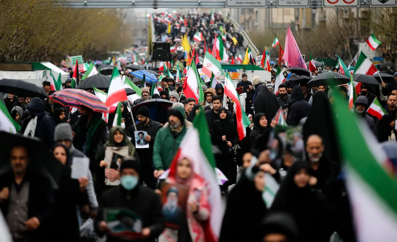 Tehditler işe yaramadı! İran halkı meydanları terk etmedi