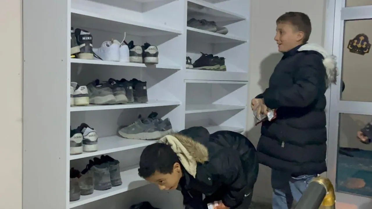 Teravih namazına gelen çocuklara harçlık sürprizi