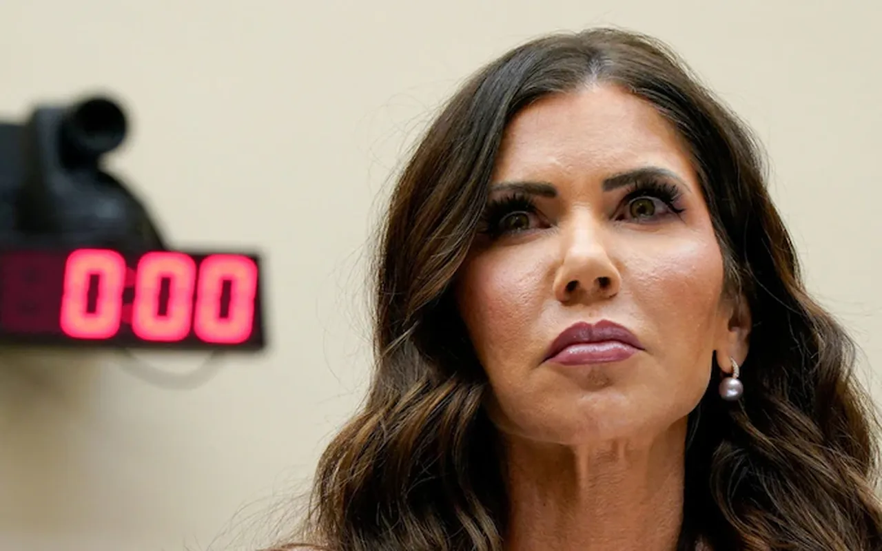 ABD Başkanı Donald Trump, İç Güvenlik Bakanı Kristi Noem'in 31 Mart itibarıyla görevinden ayrılacağını ve yerine Cumhuriyetçi Oklahoma Senatörü Markwayne Mullin'in göreve başlayacağını duyurdu.