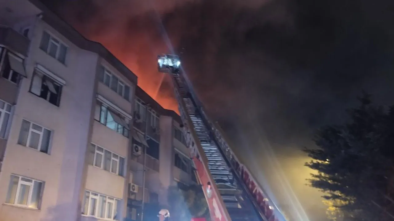 Üsküdar'da yangın paniği! 5 katlı binanın çatısı alev aldı, insanlar sokağa döküldü