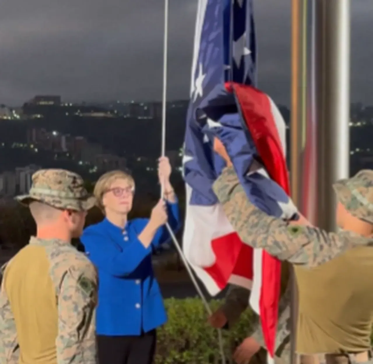 7 yılın ardından bir ilk! Venezuelada ABD bayrağı yeniden göndere çekildi