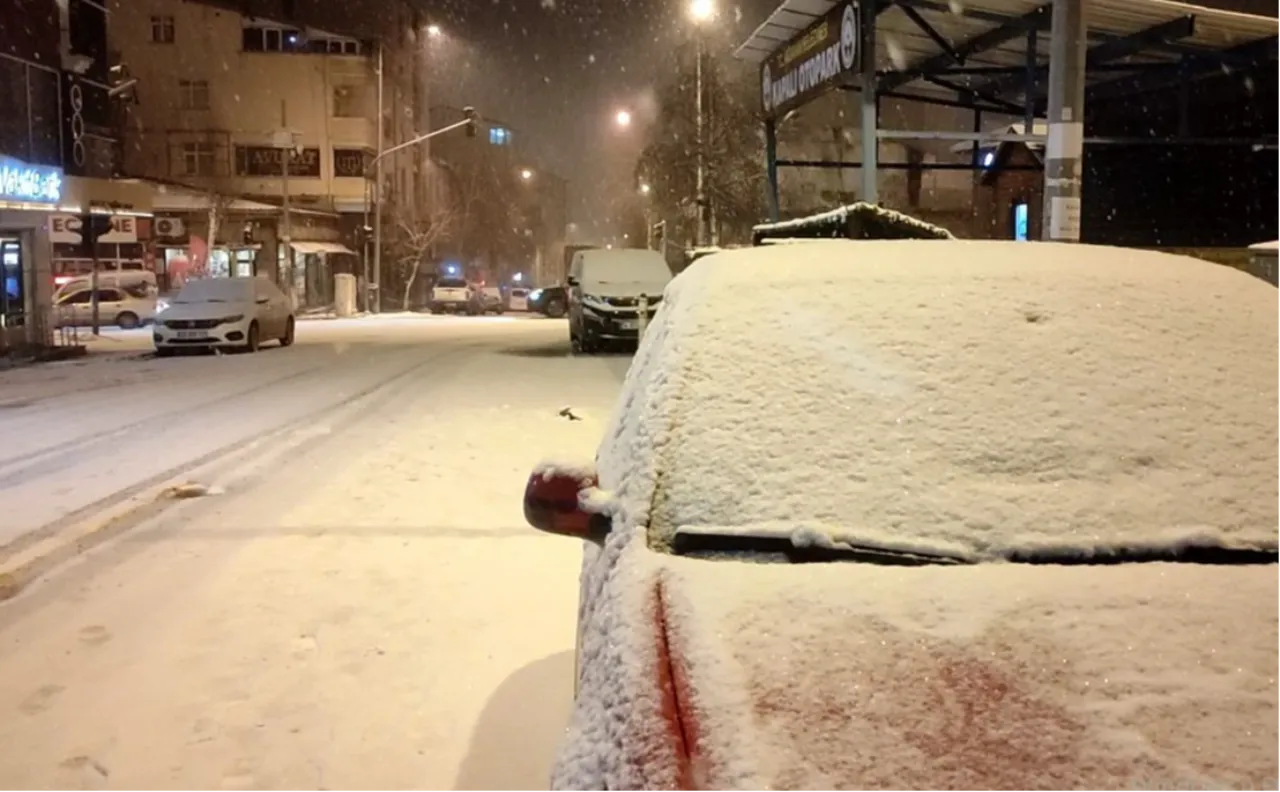 Ardahan'da kar yeniden başladı! Kent gece yarısı beyaz örtü ile kaplandı