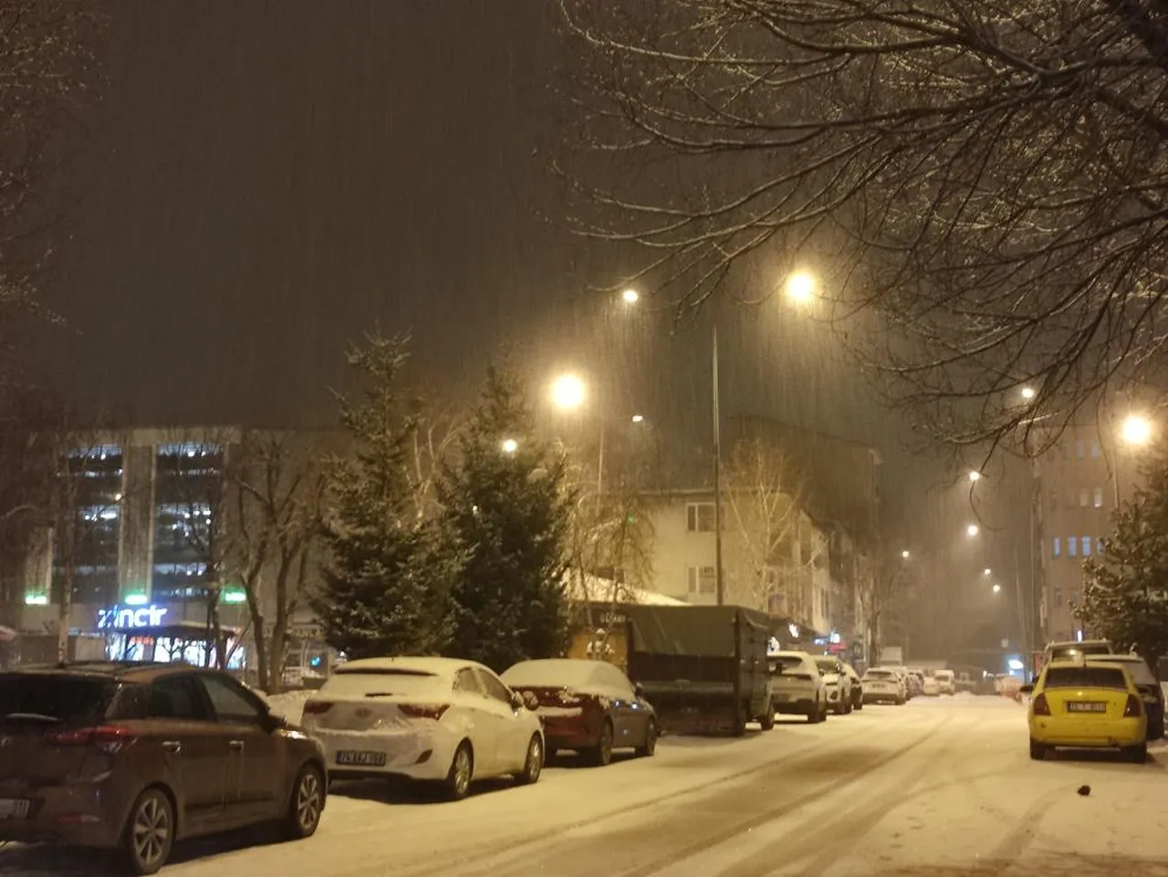 Ardahanda kar yeniden başladı! Kent gece yarısı beyaz örtü ile kaplandı
