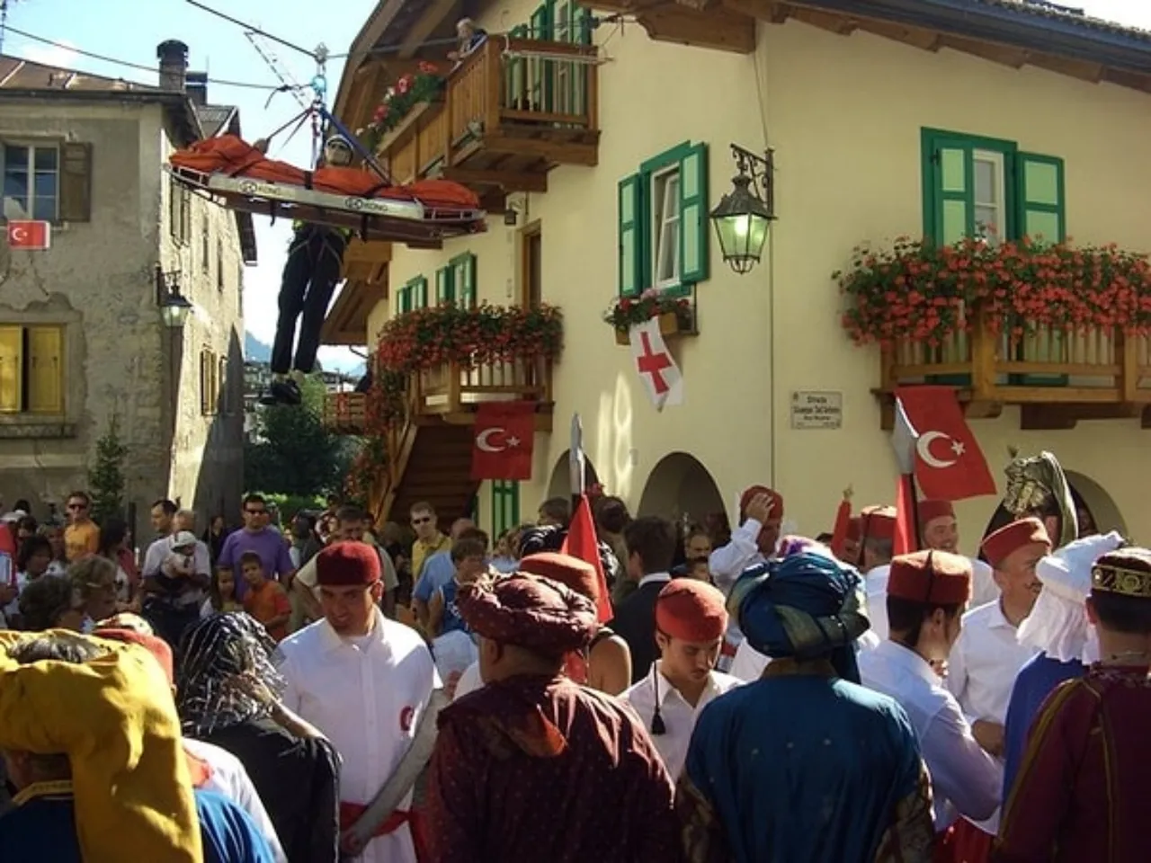 Avrupa’nın göbeğinde 343 yıldır yaşayan 'Osmanlı' köyü! Tek bir Türk bile yok ama her yer Ay-Yıldız!