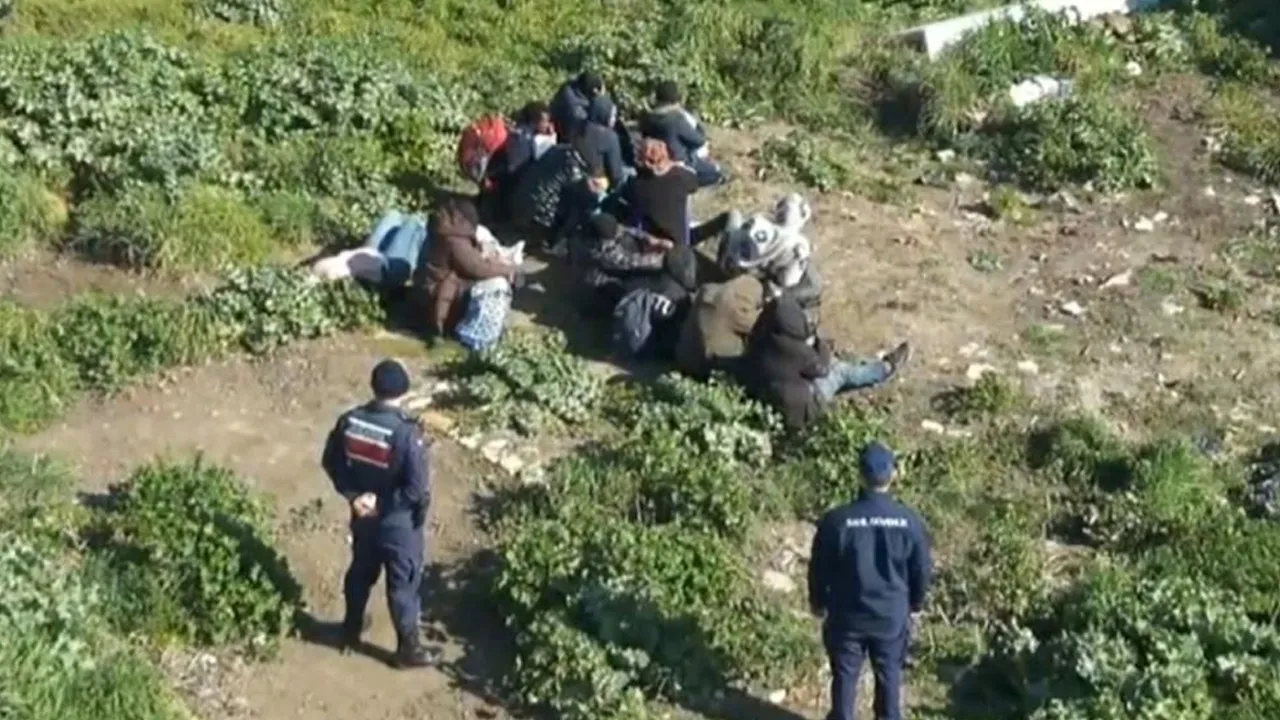 Balıkesir'de 3'ü çocuk 25 göçmen yakalandı