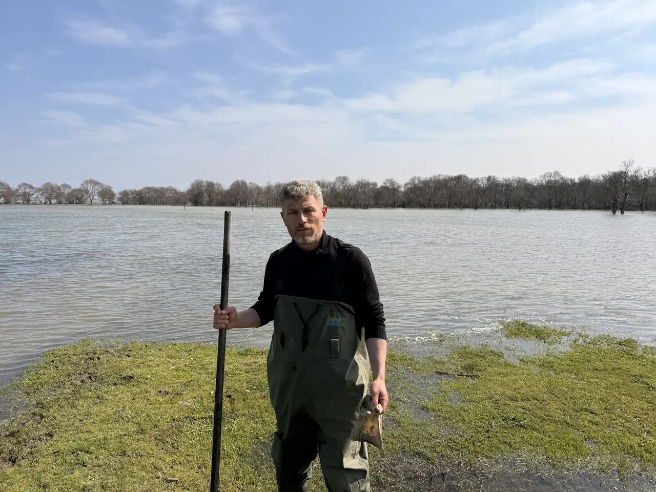 Buz gibi suda zorlu av! Şifa için toplanıyor, bulması saatler sürüyor