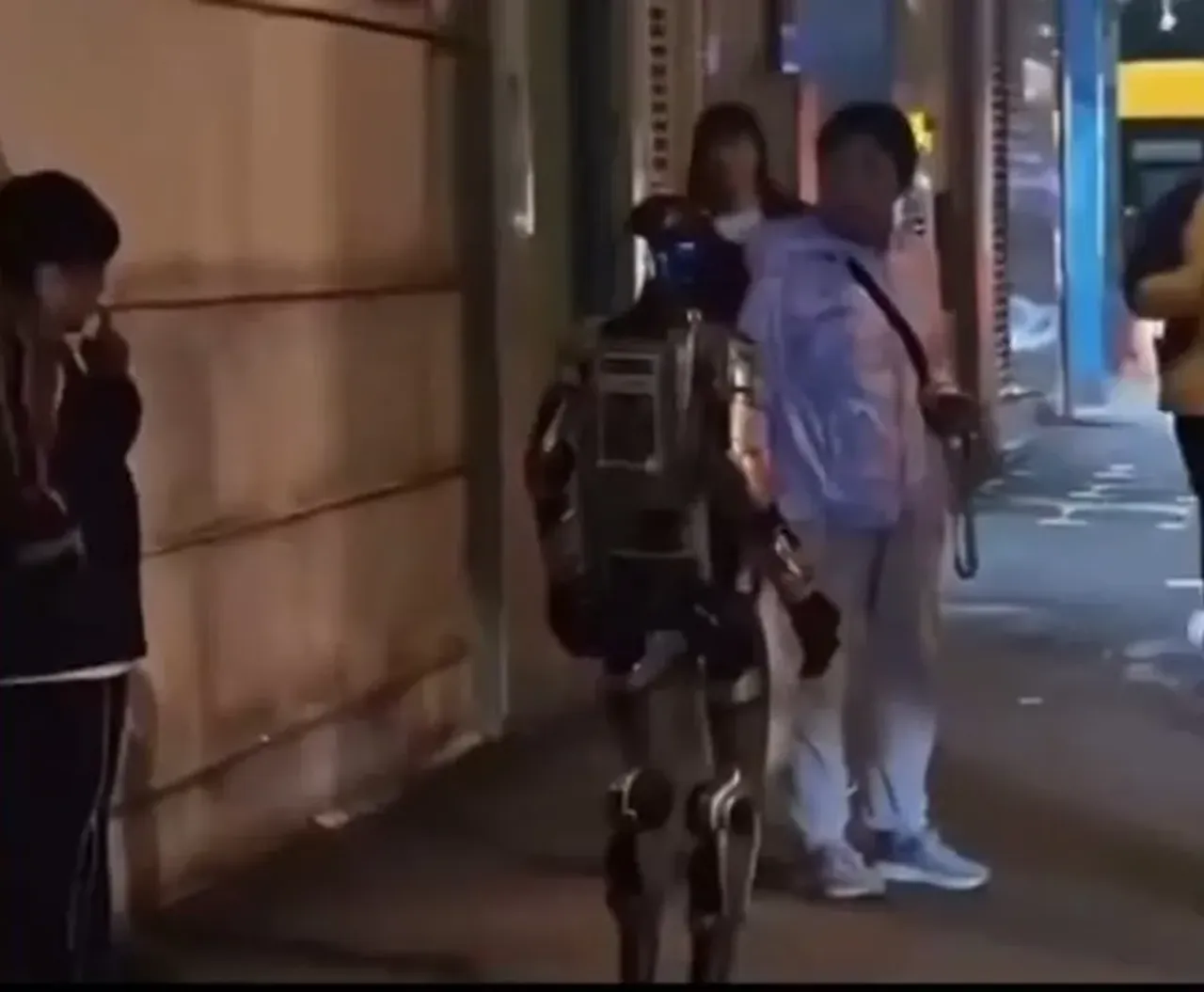 Çinde sokak ortasında ilginç dakikalar! Yaşlı kadını korkutan robot gözaltına alındı