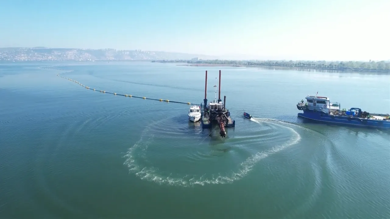 Dip çamuru gitti, allı turnalar geldi: İzmit Körfezi’nde flamingo sayısı ikiye katlandı!