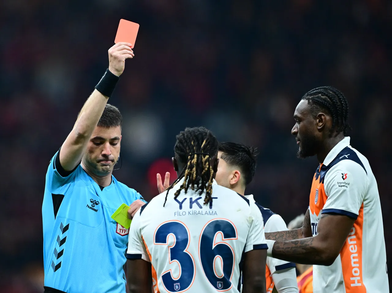 Galatasaray-Başakşehir maçında dikkat çeken hakem kararları: 2. sarı kart gelmemeliydi