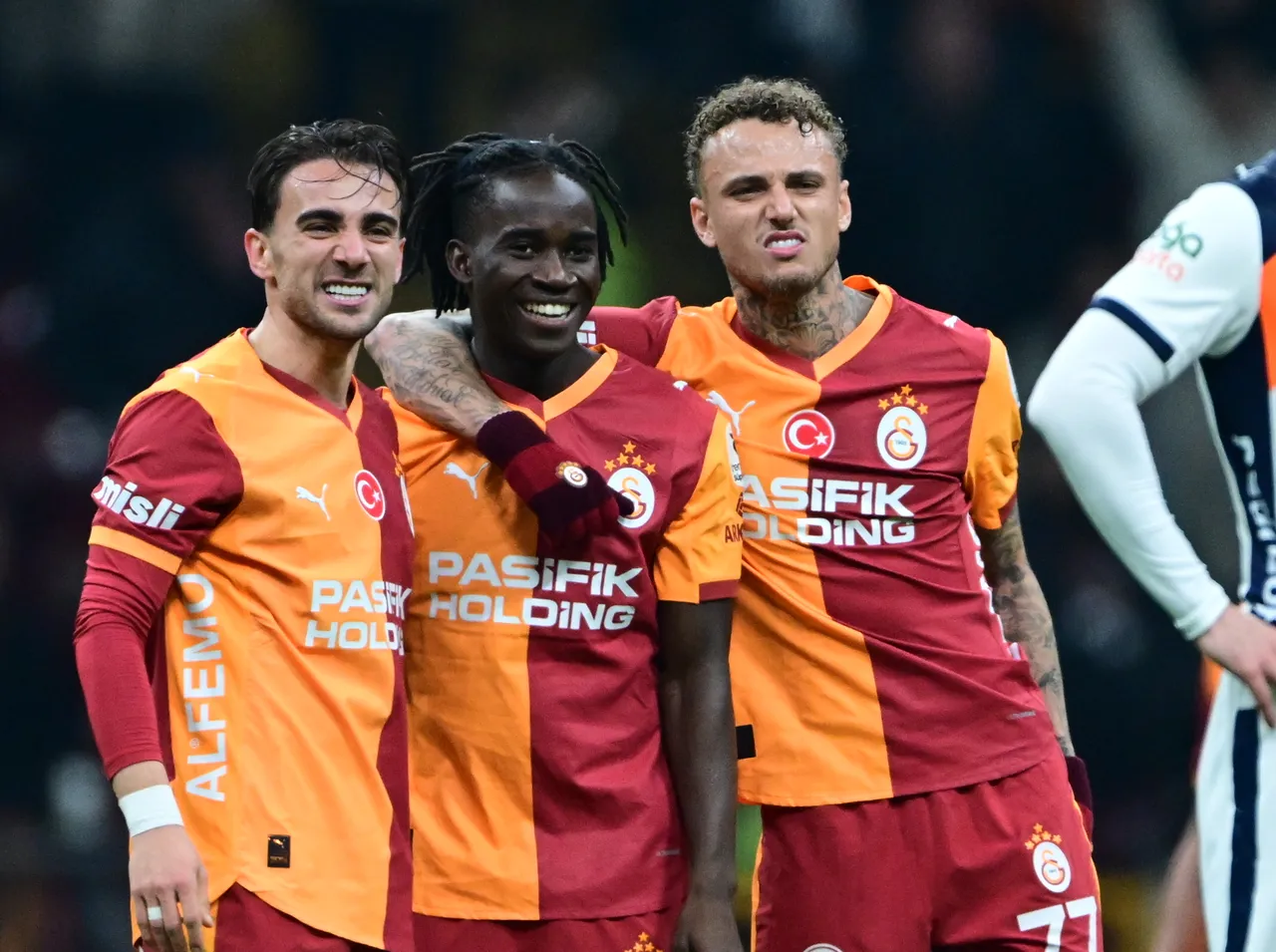 Galatasaray, Fenerbahçe ile puan farkını kapatıyor