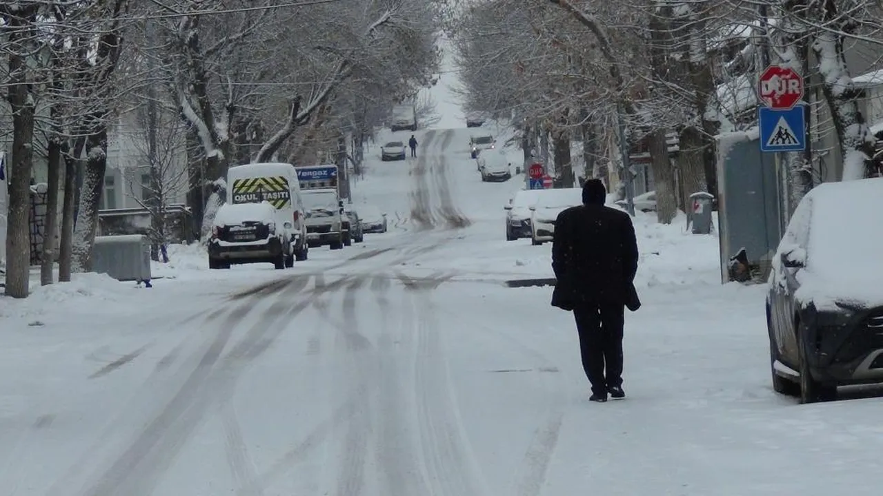 İki ilde kar yeniden başladı! Sokaklar beyaz örtü ile kaplandı