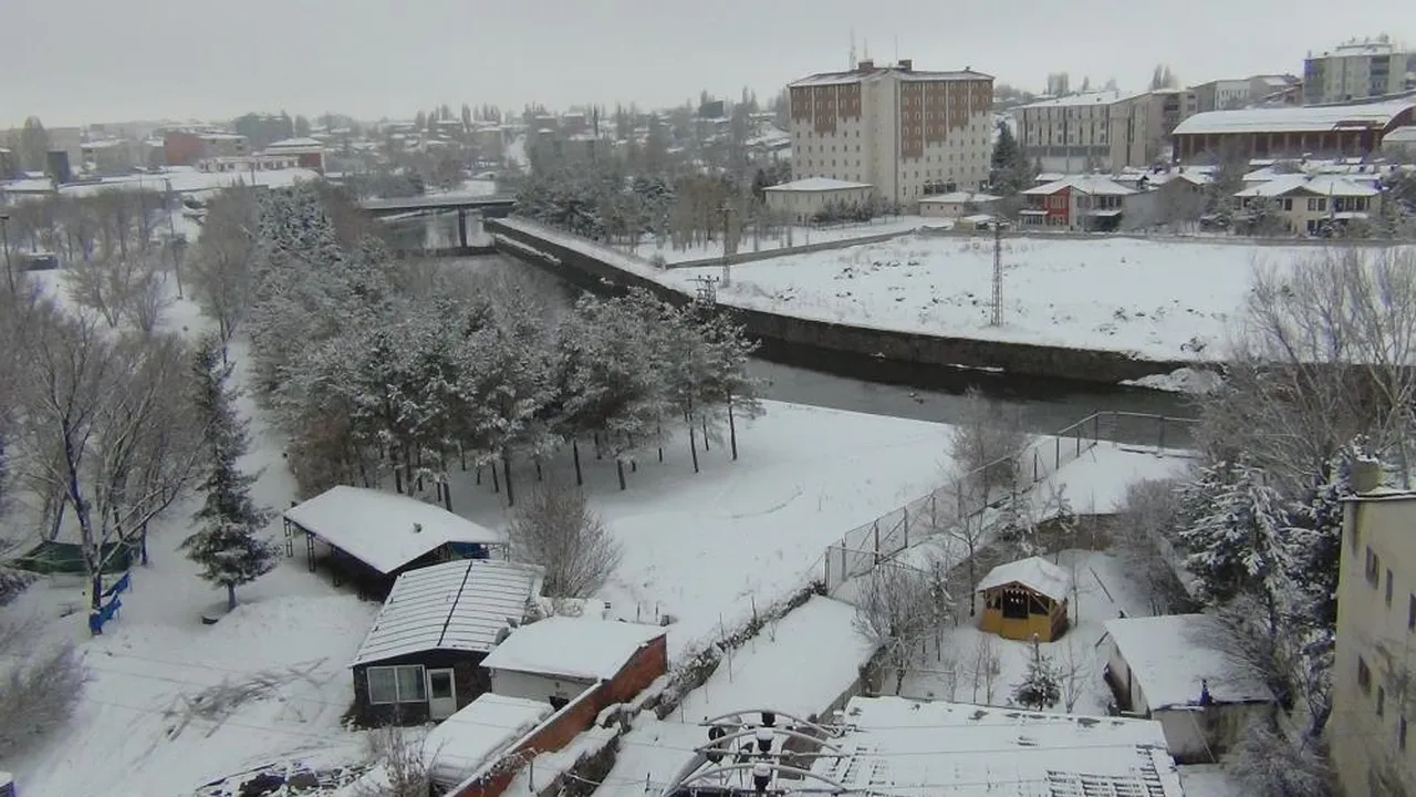 İki ilde kar yeniden başladı! Sokaklar beyaz örtü ile kaplandı