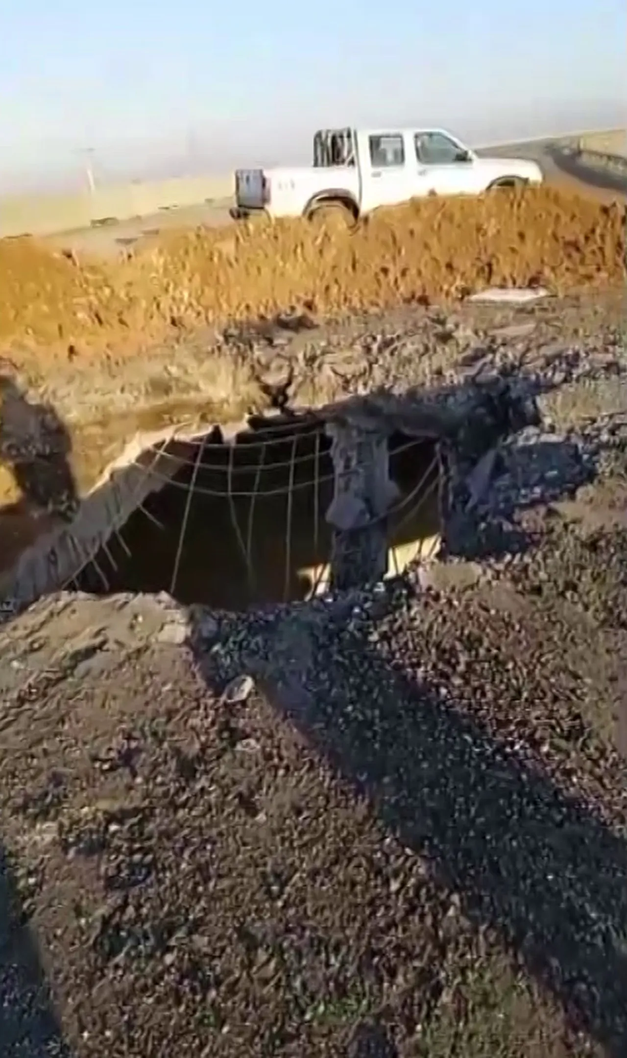 İran’da ölen Türk şoför Hüseyin Fırat’ın tırının son hali! Şarapnel asfaltı ve tırı deldi