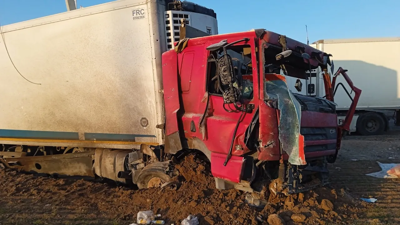 İran’da ölen Türk şoför Hüseyin Fırat’ın tırının son hali! Şarapnel asfaltı ve tırı deldi