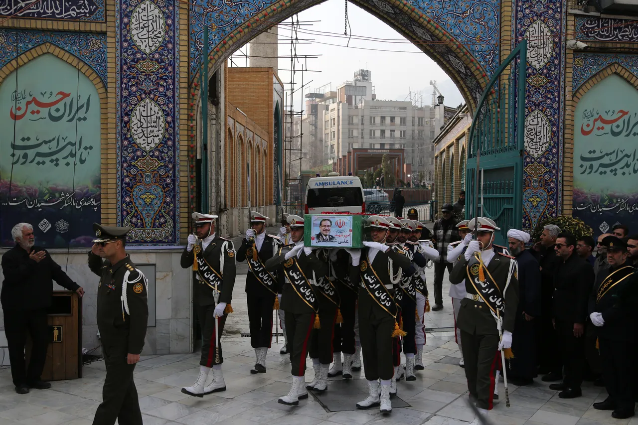 ABD ve İsrail’in saldırılarında hayatını kaybeden eski İran Savunma Konseyi Genel Sekreteri Ali Şemhani için başkent Tahran’daki Tecriş Meydanı'nda yer alan İmamzade Salih Türbesi'nde cenaze töreni düzenlendi.