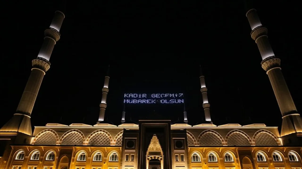 Kadir Gecesi mesajları: Dualı, anlamlı, resimli-resimsiz Kadir Gecesi mesajları