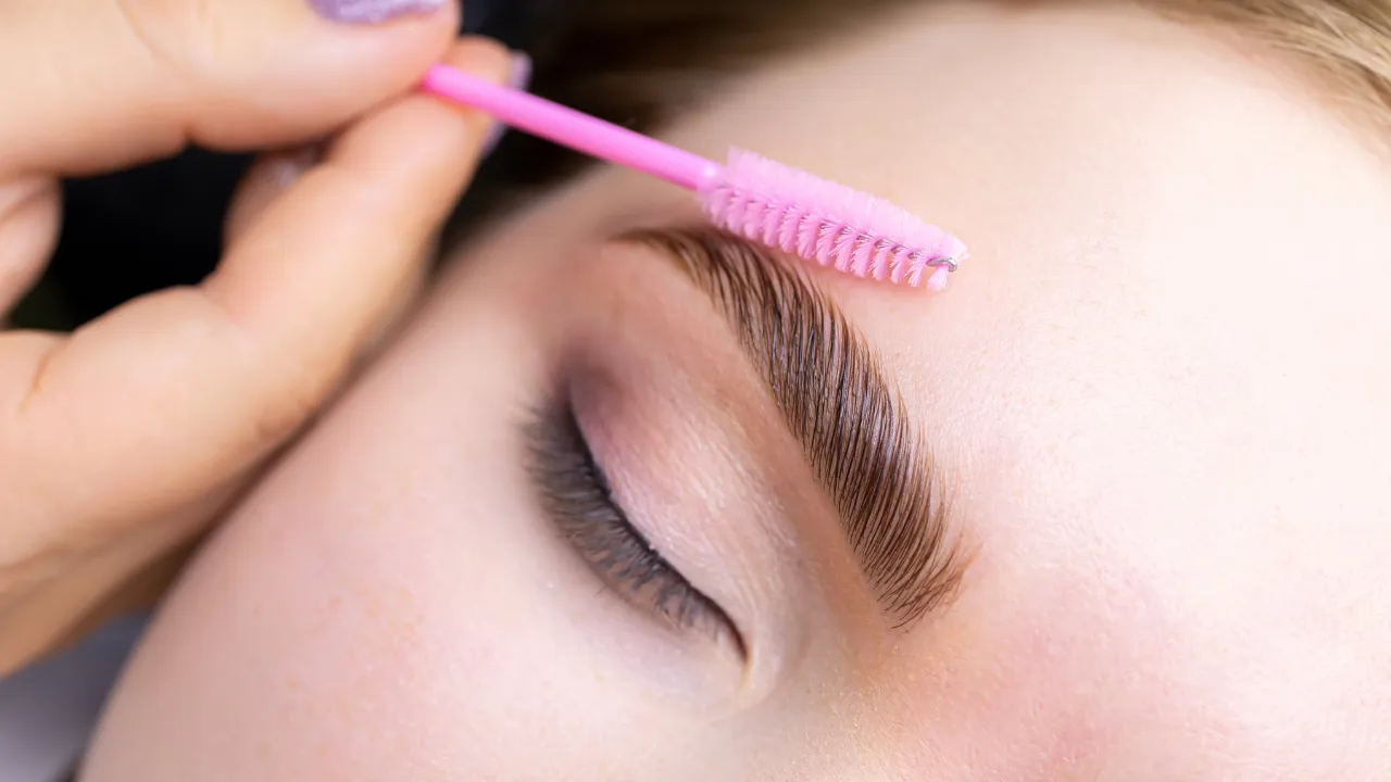 Kaşlarınızda dökülme varsa dikkat! Kraliçe anne belirtisi gizli bir hastalığın habercisi olabilir