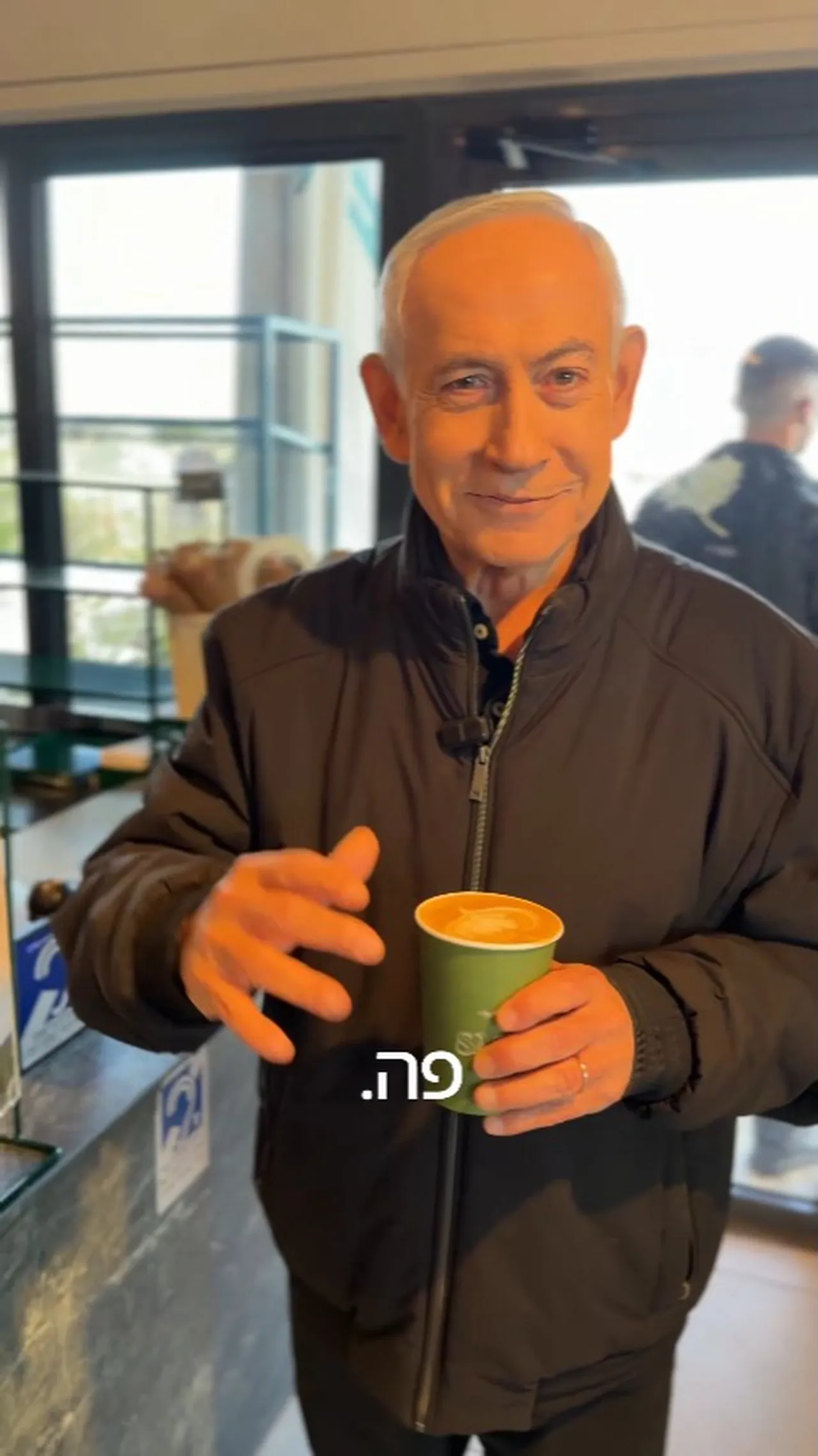 Öldüğü iddia edilmişti: Netanyahu kahve dükkanında ortaya çıktı! Ellerini göstere göstere konuştu