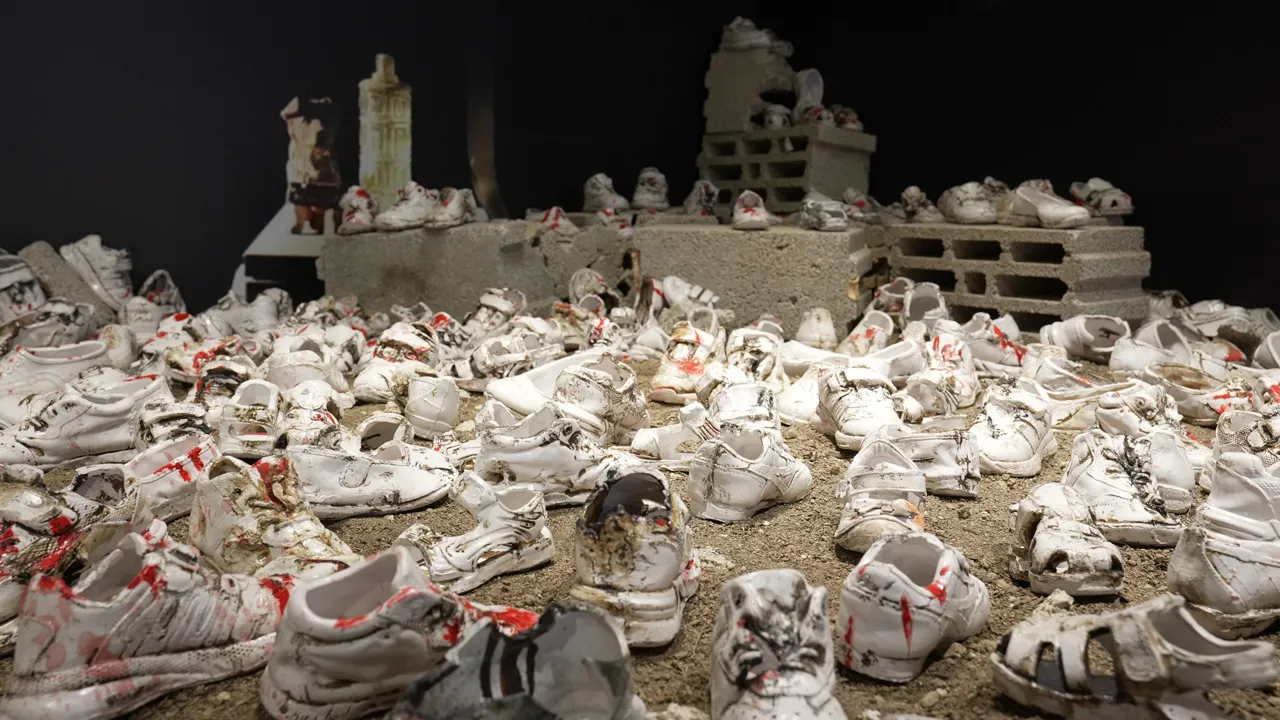 Pabuçlardaki Gazze çığlığı! Katledilen 18 bin çocuğu hatırlatıyor