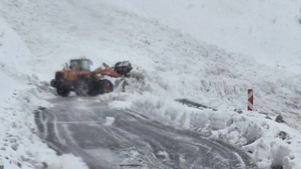 Şırnak-Hakkari kara yoluna çığ düştü, otobüs 40 yolcusuyla mahsur kaldı
