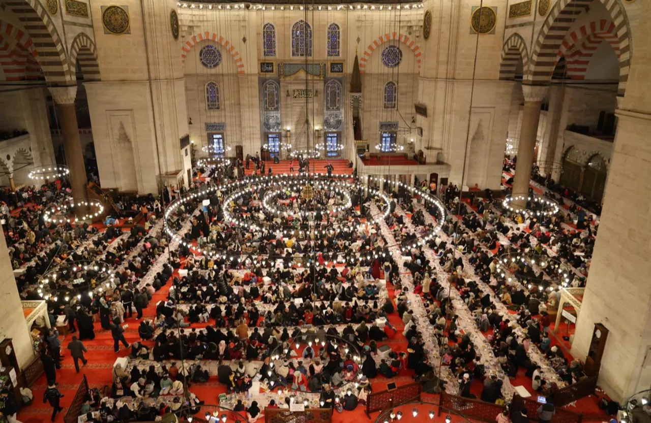 Süleymaniye’de 3 bin çocuk aynı sofrada iftar açtı