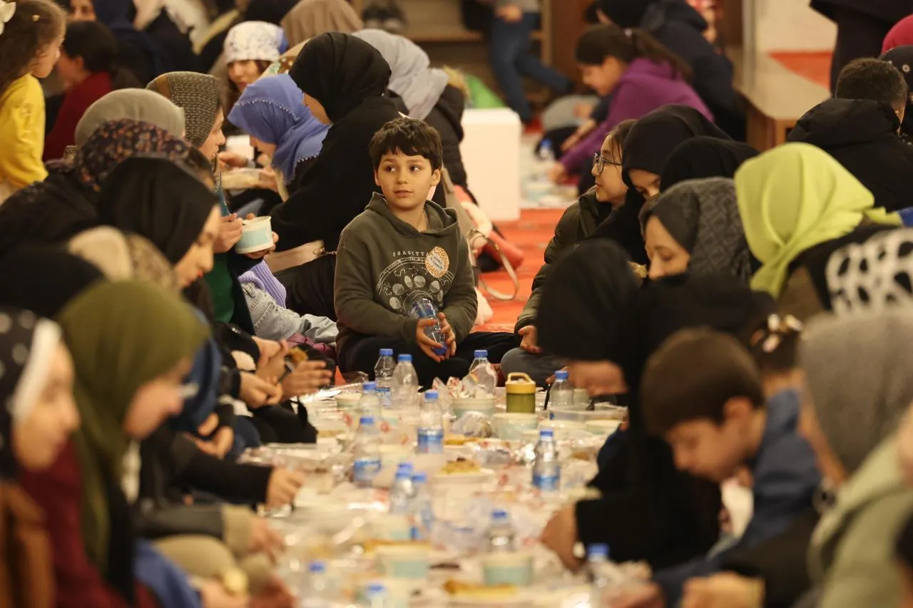 Süleymaniye’de 3 bin çocuk aynı sofrada iftar açtı