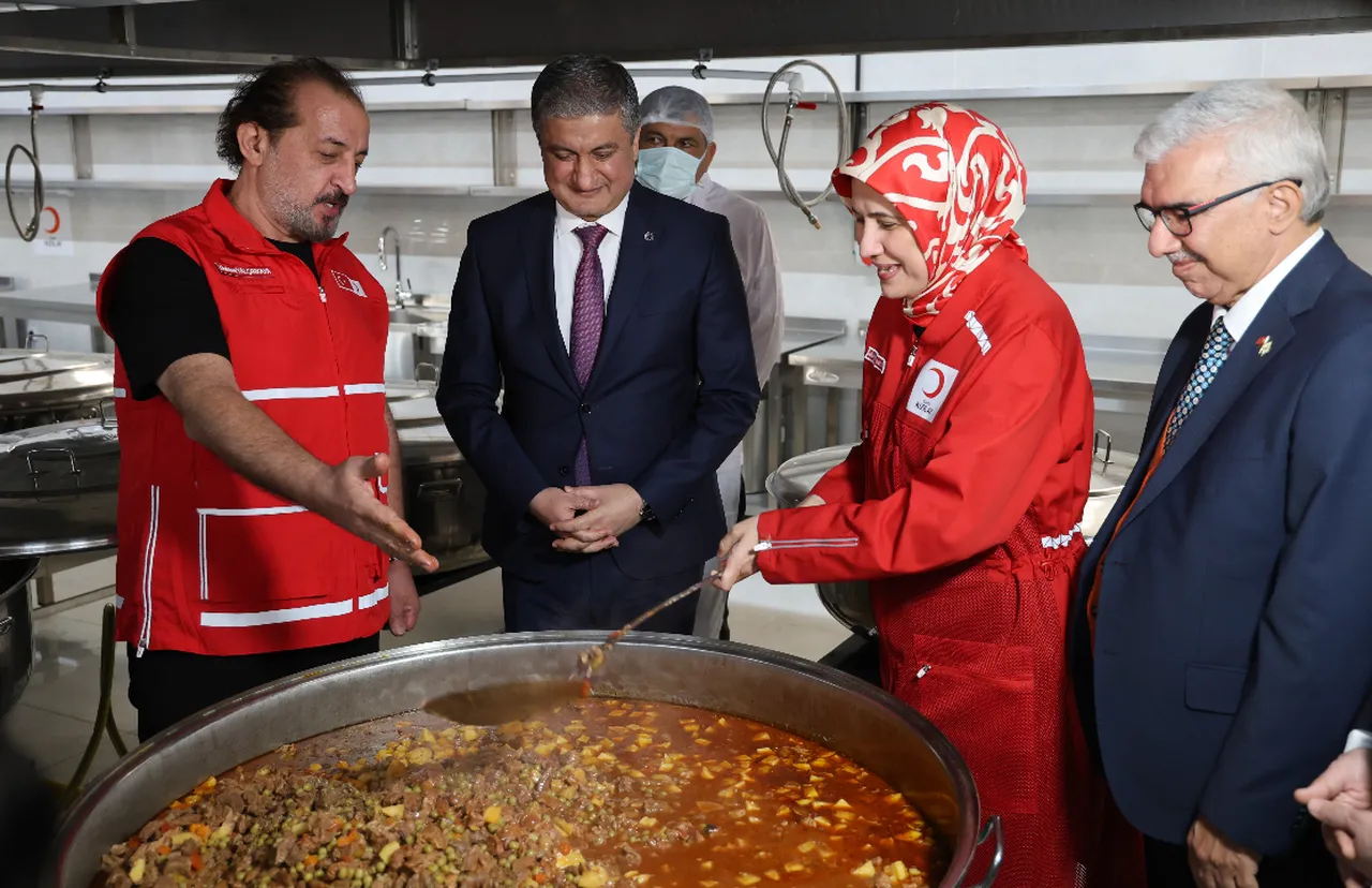 Türk Kızılay'dan Adana'da büyük hizmet! 11 bin kişilik aşevi