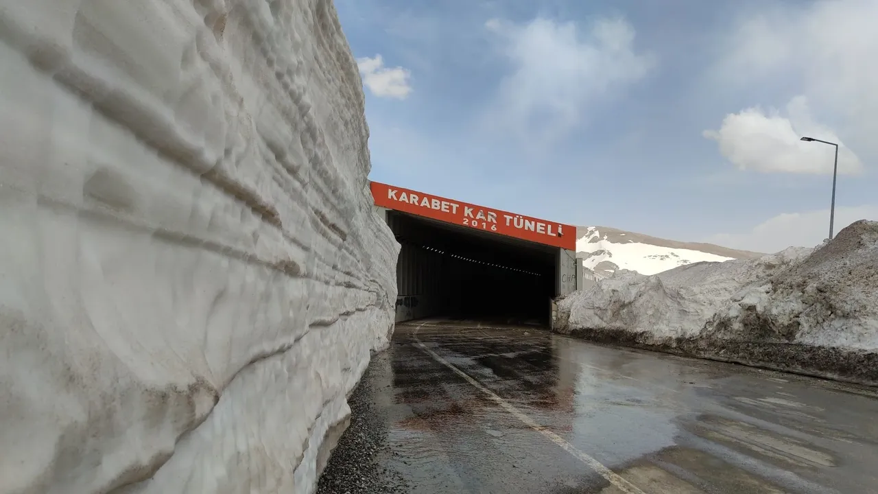 Van’da buz gibi rekor! Karabet Geçidi'nde kar kalınlığı 3,5 metreyi aştı