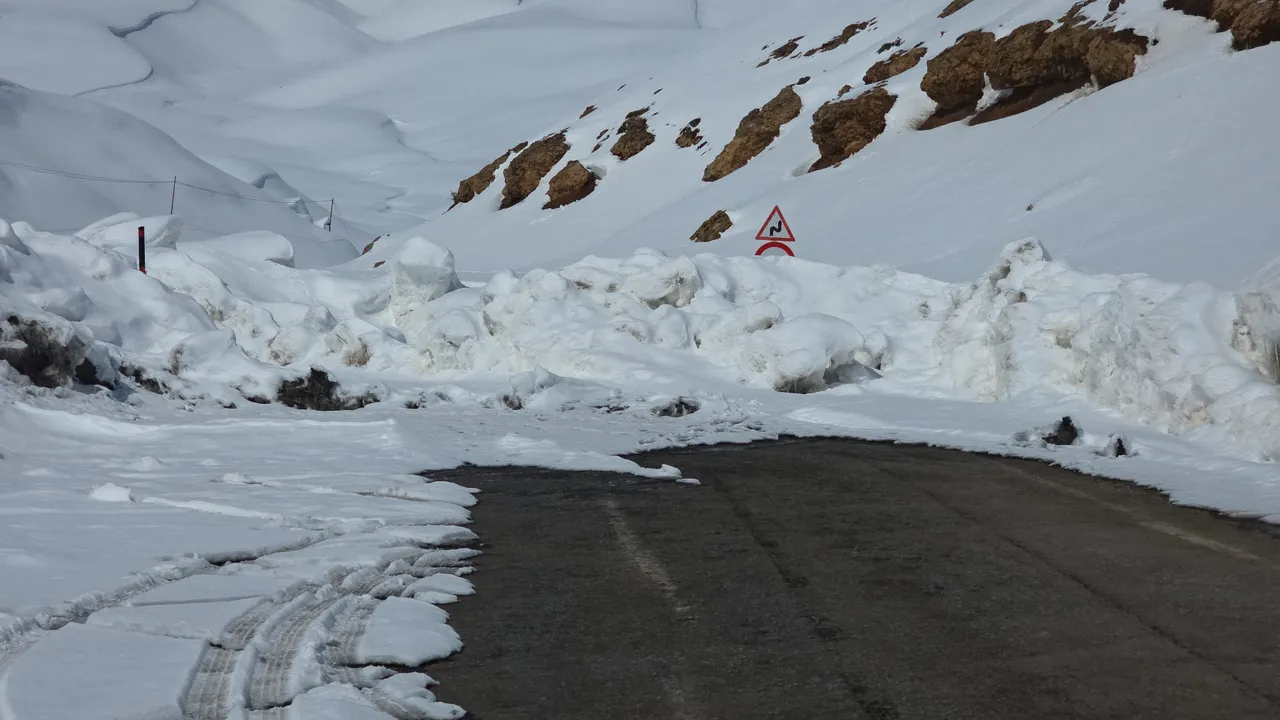 Van’da buz gibi rekor! Karabet Geçidi'nde kar kalınlığı 3,5 metreyi aştı