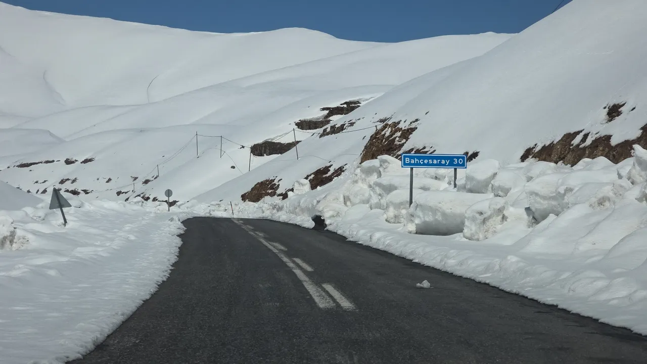 Van’da buz gibi rekor! Karabet Geçidi'nde kar kalınlığı 3,5 metreyi aştı