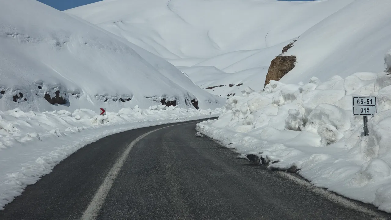 Van’da buz gibi rekor! Karabet Geçidi'nde kar kalınlığı 3,5 metreyi aştı